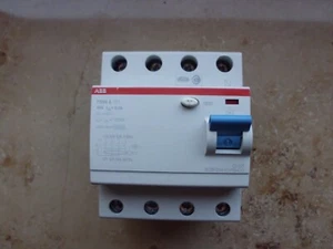 FI-Schalter ABB F204A-40/0,3, 4pol. Fehlerstromschalter 40/0,3A -2CSF204101R3400 - Bild 1 von 4