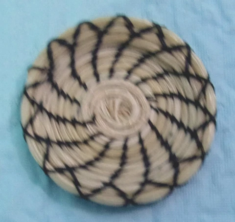VTG. MINIATURE TOHONO O'ODHAM NATIVE AMERICAN HORSEHAIR BASKET TRAY 1 1/2"  DIA Cover