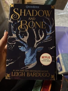 Shadow and Bone Trilogy Boxed Set: Shadow and Bone, Siege and Storm, Ruin... - Bild 1 von 7