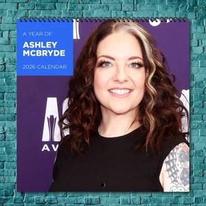 Calendario de pared Ashley McBryde 2026, regalo de foto de celebridad de 12 meses para fanáticos - Imagen 1 de 4
