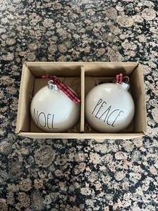 2 adornos de Navidad Rae Dunn "Navidad y Paz" de magenta cerámica rojo crema - Imagen 1 de 3