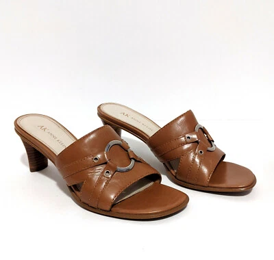 Sandalia Anne Klein para mujer de cuero con detalle de hebilla punta abierta tacón de mula 2,5" extensiones 7M Foto 1 de 4