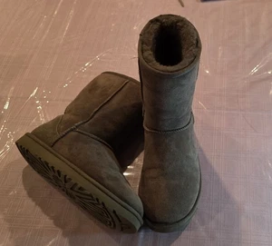 Stivali UGG donna classici corti grigio antracite scamosciati 5825 US taglia 8 - Foto 1 di 22
