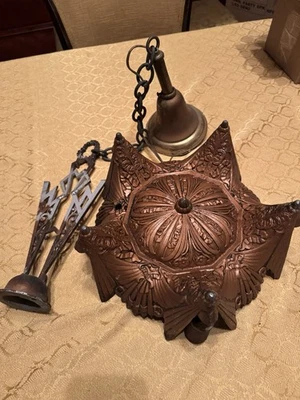 Araña ornamentada Art Deco con ala de murciélago Foto 1 de 4