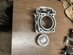 Can Am HD10 2022 cilindro delantero con pistón y anillos OEM nuevo - Imagen 1 de 5