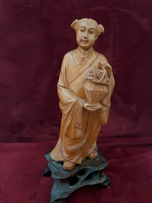 Figura femenina china de madera dura fina tallada del siglo XX de colección sobre soporte de 7,5"" de alto Foto 1 de 4
