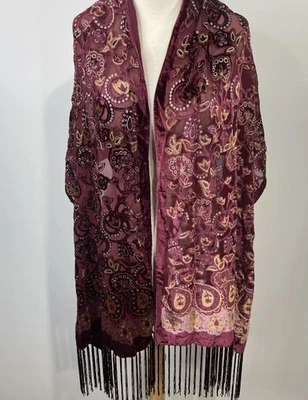 Mantón de terciopelo blanco ciervo Burnout borgoña con detalles dorados plateados con flecos Foto 1 de 4