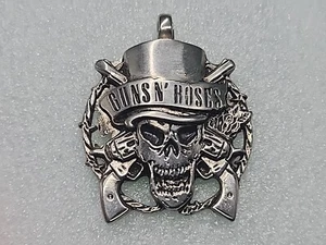 GUNS AND ROSES Slash Hat Zombie Skull w/ 2 Guns Pendant for Necklace Keychain - Picture 1 of 9