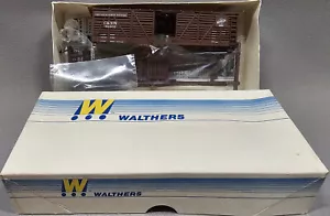 NOS Walthers HO Scale Chicago & North Western 40' Stock Car w/Wood Ends Kit box - Picture 1 of 3