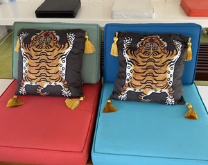 Living Inc 2 Dekokissen Gold Quasten dunkelgrün Hintergrund Tiger Grafik - Bild 1 von 9