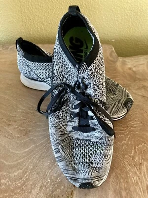 Mujer Nike Blanco y Negro Flyknit Corredor Correr Entrenadores Tenis Talla 6 Foto 1 de 4