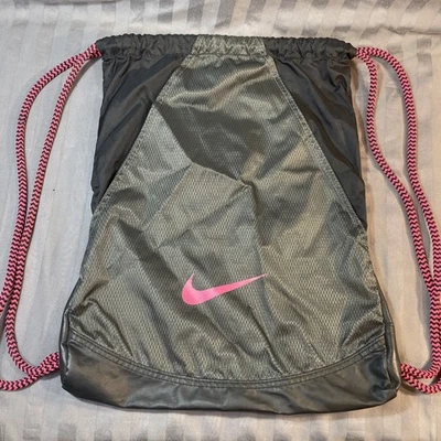 耐克抽绳黑色和粉红色背包拉绳锻炼/Gym包,很好! — 第 1/4 张图片