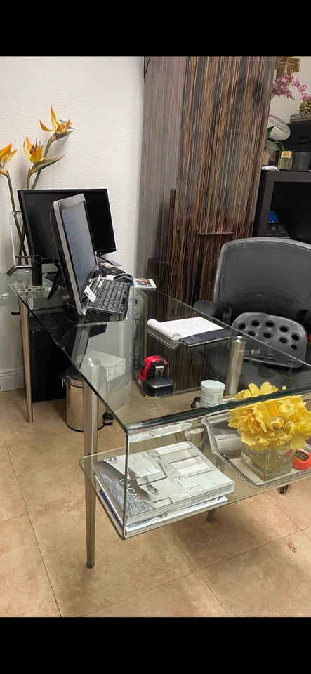 Escritorio de cristal 63" x 24" con 4 patas de acero inoxidable cepillado macizo fabricado en Alemania. Foto 1 de 1