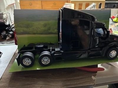 1/24 NEW RAY PETERBILT 579 DAY CAB SEMI TRACTOR,  NO PACKAGING # B 649 - Image 1 of 4