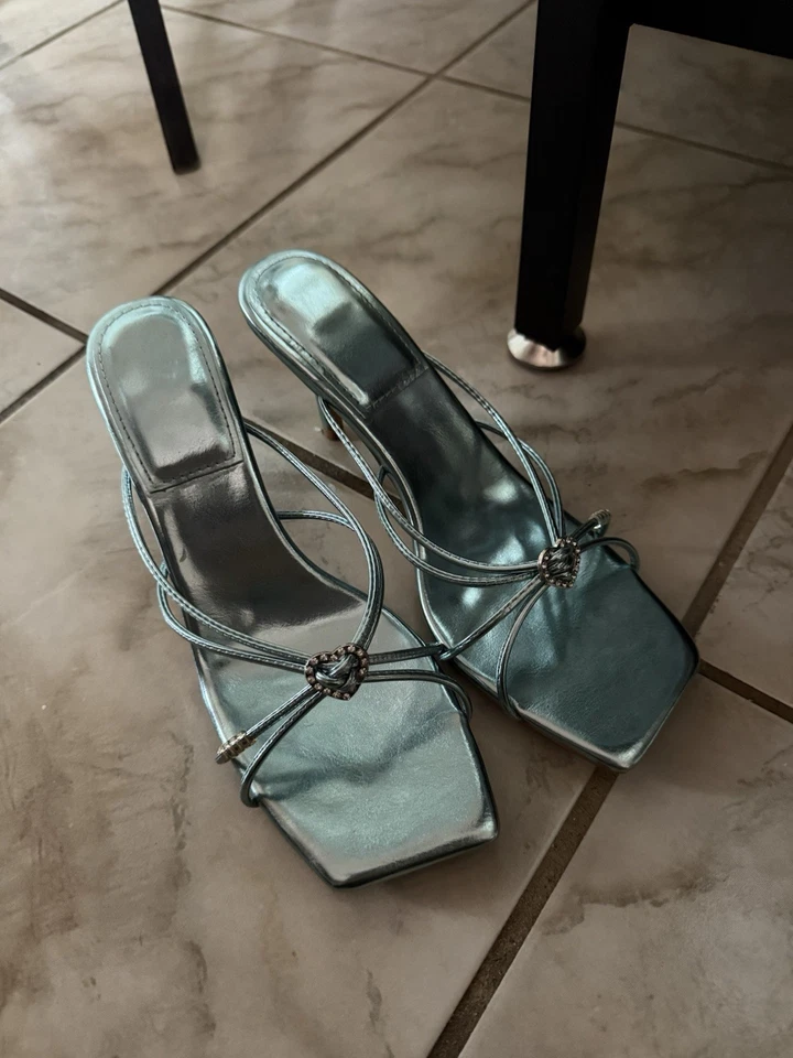 Salto gatinho azul metálico sem marca tamanho 6.5/7 ligeiramente usado salto de 2 polegadas - Imagem 1 de 3