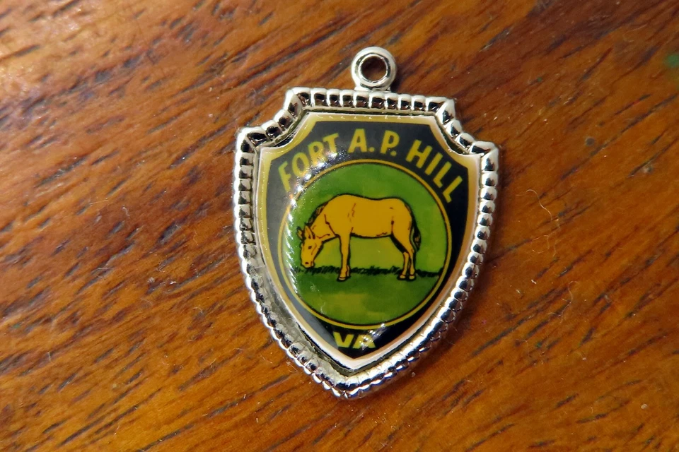 Vintage silver FORT AP HILL VIRGINIA US ARMY TRAINING TRAVEL SHIELD charm 21-45 - Image 1 of 1