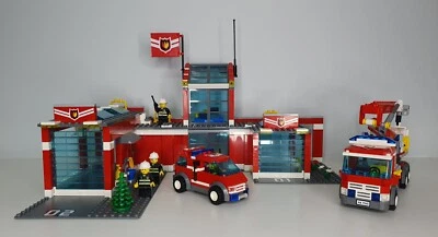 LEGO CITY Set 7945: Fire Station (2007) - image 1 of 4