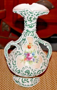 Antike viktorianische Doppelhenkel Keramik Vase bemalt Blumen erhaben weiß Schnörkel - Bild 1 von 11