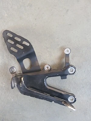 03-2005 YAMAHA YZF R6 OEM JUEGO TRASERO DERECHO Soporte de montaje de ped 5SL-27443-01-00 Foto 1 de 4