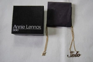 Annie Lennox Solo Argent Coloré Collier Neuf en Boite Official Ternie Bon Marché - Picture 1 of 4