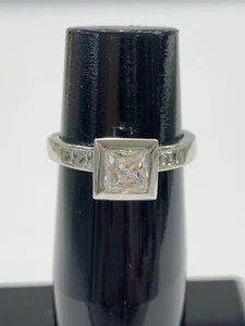 9ct 9k White Gold Square Cubic Zirconia Dress Engagement Ladies Ring. Brand New - Picture 1 of 11