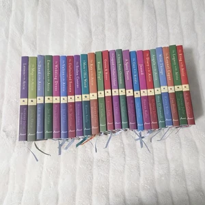 Annies Attic Mysteries Lot of 23 Hardcover Books, Cozy Series - Like New w/ DJ - Imagen 1 de 17