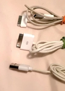 2 anciens cordons Apple et 1 cordon iPhone - Photo 1 sur 2