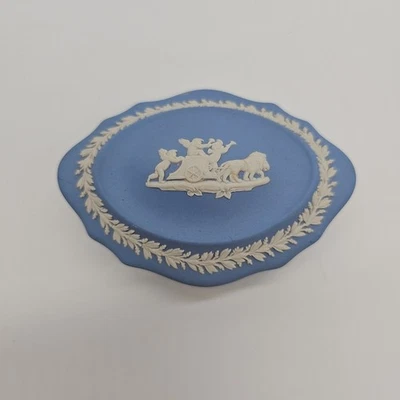 VINTAGE WEDGWOOD JASPERWARE BLUE OVAL LIDDED TRINKET BOX Scalloped 11cm x 8cm - image 1 of 4