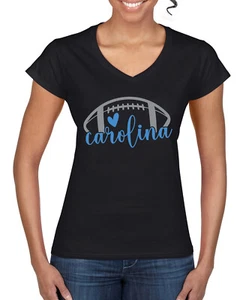 Camiseta Fan Of Carolina Fútbol Americano Corazón Azul Escribir Guión Mujeres Estándar Esquina En Muy V - Imagen 1 de 2