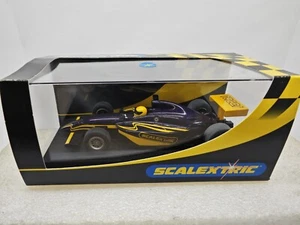 Scalextric 1:32  DALLARA Indy nero-giallo Slot Car - Foto 1 di 2