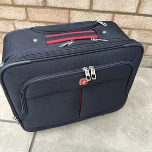 Bolsa de cabina de viaje con ruedas Wenger Swissgear con bolsa para computadora portátil - En muy buena condición usada dos veces - Imagen 1 de 13