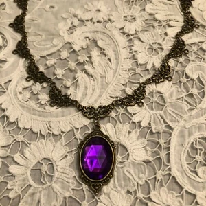 COLLAR CHARLOTTE FILIGRANA ESTILO VICTORIANO CRISTAL ACRÍLICO PÚRPURA DORADO DK PL CHND - Imagen 1 de 10