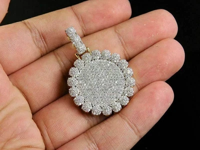 Dije colgante medallón con racimo de diamantes acabado en oro amarillo de 14 quilates 3 quilates 1,6" Foto 1 de 4
