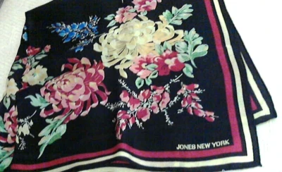 Bufanda Jones NY 100 % seda 27,5" x 27" Brite floral sobre dobladillo negro BTD Foto 1 de 4