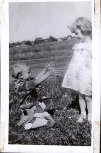 Vintage Photo Cute Little Cowboy Little Girl Gun Holster Countryside Love Scene - Imagen 1 de 2