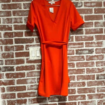 Nuevo con etiquetas Mini Vestido The Vanity Room Cuello en V Mangas con Puños Corbata Cintura Puesta de Sol Naranja Med Foto 1 de 4