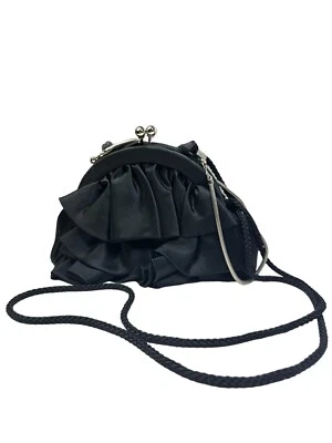 Bolso de mano Kate Landry negro satinado con volantes de noche con correa para el hombro Foto 1 de 4