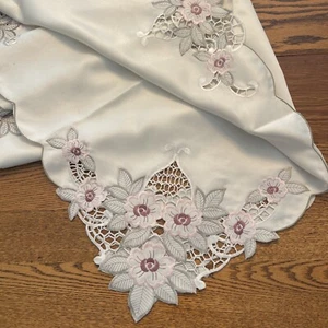 Elegante mantel bordado floral rosa y blanco 54 X 72 nuevo - Imagen 1 de 7