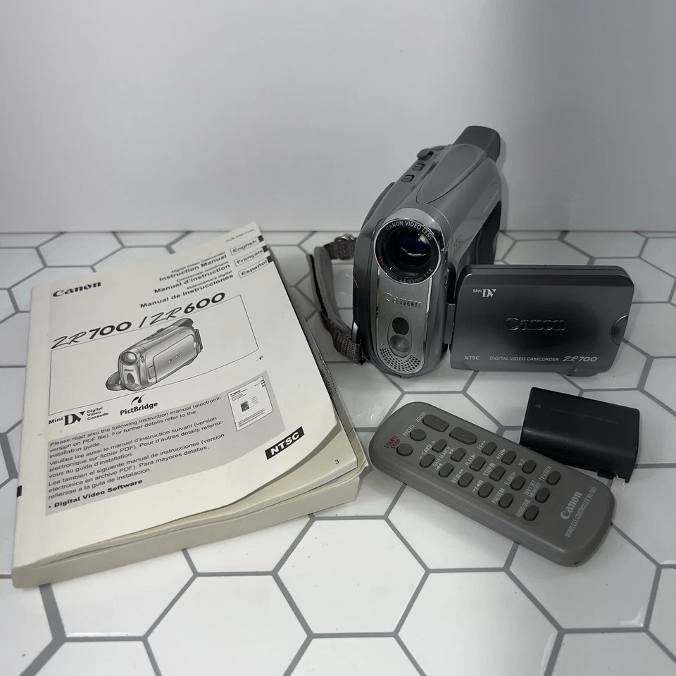 Canon ZR700 Mini DV Camcorder - Image 1 of 4