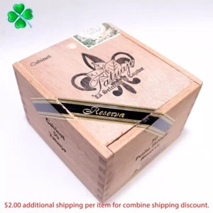 Caja de cigarros de madera vacía Tatuaje Petite Reserva 5,25" x 4,75" x 3,5" ~ - Imagen 1 de 8