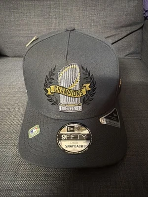 Gorra de desfile de campeones de la Serie Mundial de los Dodgers de Los Ángeles 2025 New Era 9FIFTY gorra a presión (en mano) Foto 1 de 4