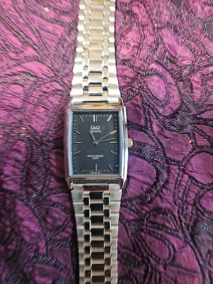 Q&Q Reloj Hombre Japón Bisel Plateado Cuadrado Esfera Negra, Acero Inoxidable  Foto 1 de 4