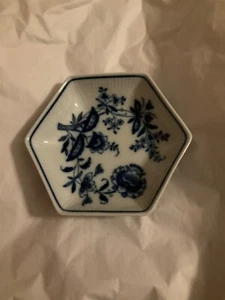 Plato de baratija hexagonal con patrón Vista Alegre Margao en EXCELENTE ESTADO - 5,5” W - Imagen 1 de 3