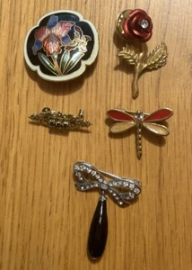 5 cute Vintage Pins/brooch. Rhinestone and enamel, bow, rose, Dragonfly, Floral - Picture 1 of 3