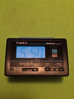 Reloj despertador de viaje Timex con luz nocturna Indiglo AA alimentado por batería funciona muy bien Foto 1 de 4