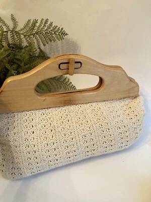 Bolso de mano vintage marfil tejido ganchillo boho mango de madera cartera cierre de pestillo de madera Foto 1 de 4