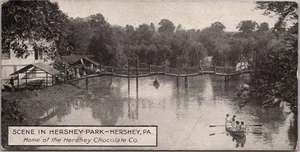 1910er HERSHEY, PA Postkarte "SZENE IM HERSHEY PARK" Brücke / Bootsszene - Bild 1 von 2