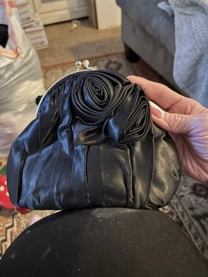 Bolso de mano Liz Claiborne satinado  Foto 1 de 3