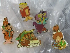 Lotto spilla cappello bavero smaltato vintage anni 90 Hanna Barbara Flintstones Fred Barney NOS - Foto 1 di 9