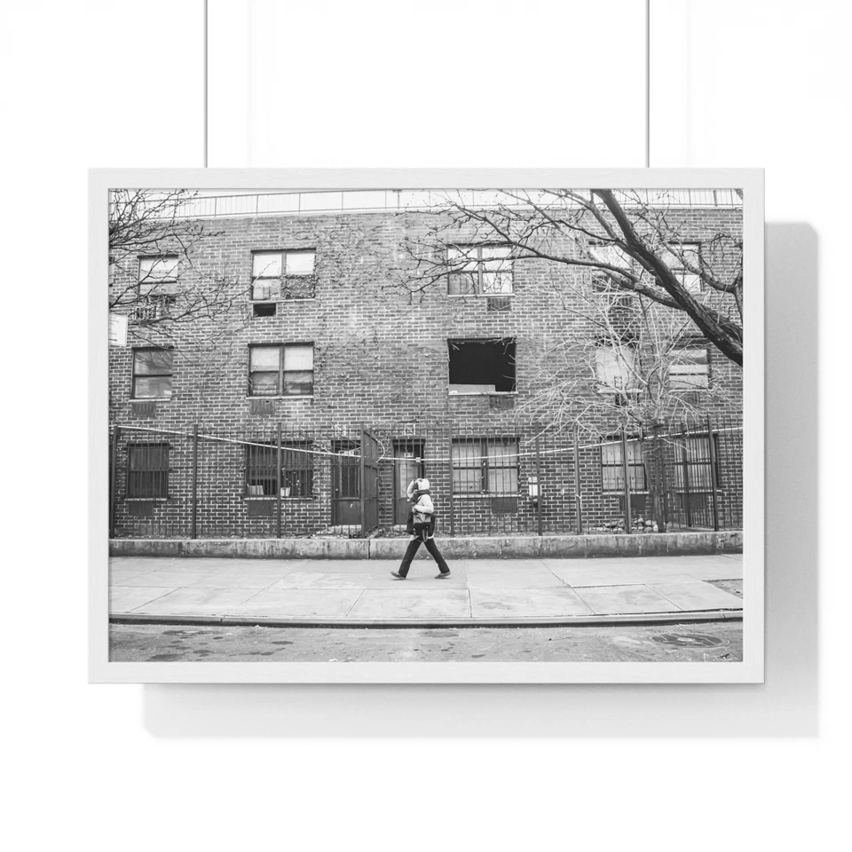 Arte de pared urbano enmarcado - Fotografía callejera de Harlem, foto en blanco y negro, 24x18 Foto 1 de 1